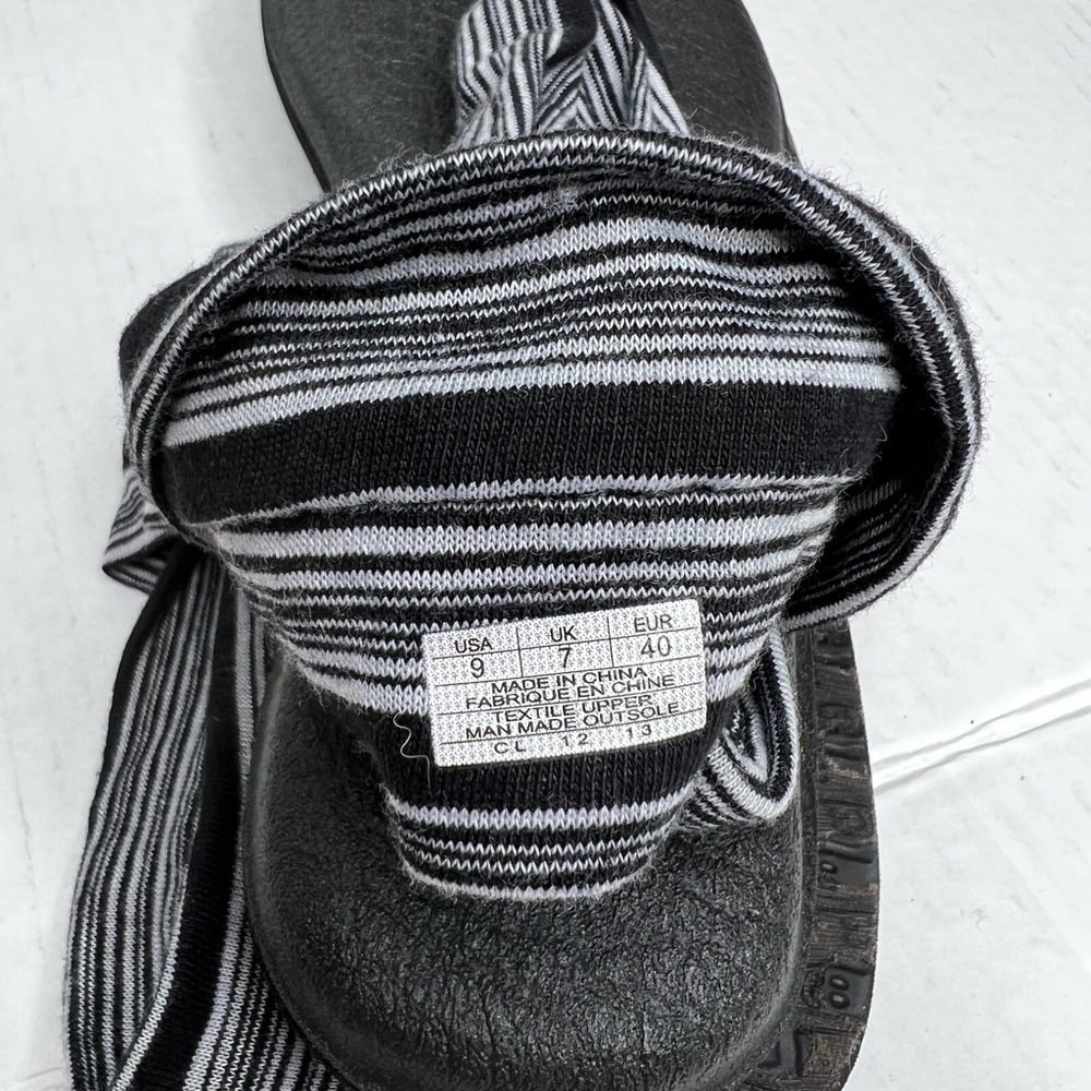 Sanuk Yoga Black and White Sandal Size 9 - Picture 5 of 6